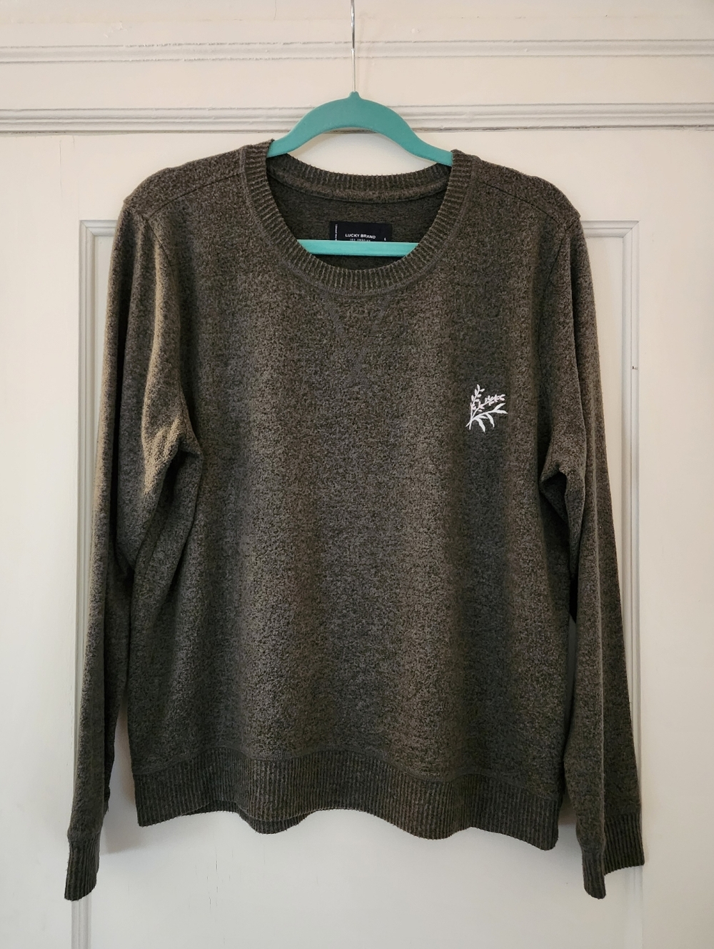 Botanical Embroidered Crewneck Sweatshirt 🌿